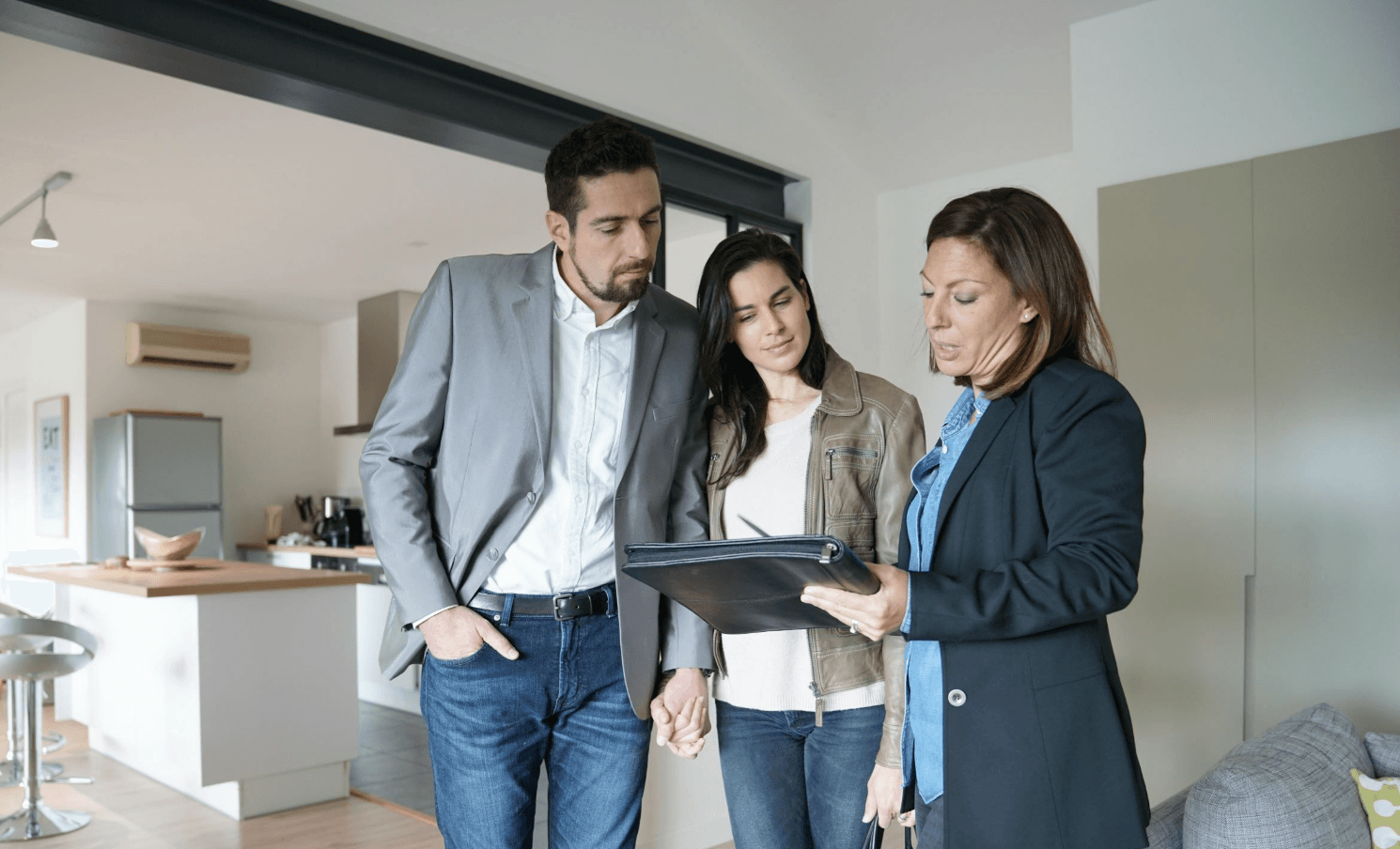 Agent immobilier devant un bien d'exception